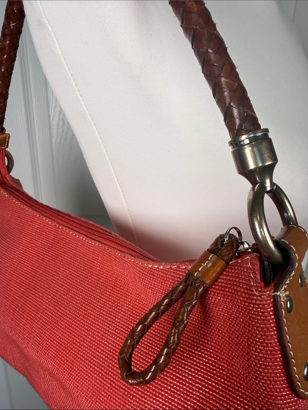 Fossil Red Canvas Hobo Shoulder Bag Braided Brown Leather Handle and zipper pull - Picture 4 of 15